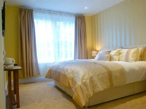 The Crown At Broad Hinton Hotel ภายนอก รูปภาพ